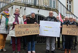 Demo vor Arbeitsgericht - 1 - Janet König
