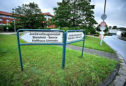 In der JVA Bielefeld-Brackwede sowie der JVA Bielefeld-Senne sollen bald die Inhaftierten durchgeimpft sein. - Symbolfoto: Andreas Fr&uuml;cht