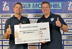 scheckubergabe_owl-zeigt-herz - Lennart Hundertmark/TBV Lemgo Lippe