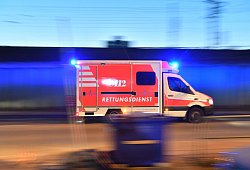 Rettungswagen im Einsatz - Boris Roessler/dpa