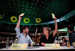 Felix Banaszak, Landesparteichef, und Mona Neubaur, Landesparteichefin, stimmen in Bielefeld über den Koalitionsvertrag ab. - Fabian Strauch