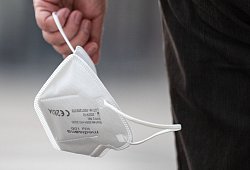 Die Maske ist in vielen Bereichen nur noch selten zu sehen. Zu Recht? - Symbolbild: Marijan Murat/dpa