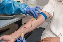 F&uuml;r ihre Studie haben die Forscher das Blut mehrerer Probanden untersucht. - Symbolbild: Pixabay