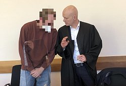 Rechtsanwalt Jerrit Schöll bespricht sich mit dem Angeklagten. - Martin Hostert