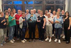 gospelchohr-stapelage-mit-chorleiter-an-hauptversammlung - rw-system