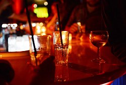 Gefahr im Glas: Was Jugendliche über K.o.-Tropfen wissen sollten - (c) dpa-Zentralbild