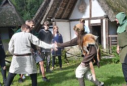 Begegnung: Im neuen Land machen die Wikinger andere Erfahrungen als zu Hause. Das spielen die Teilnehmer mit Kai Vogelsang (3.v.r.) und Dennis Lange (r.) nach und kommen sich dafür kurz für das Foto näher. - Sibylle Kemna