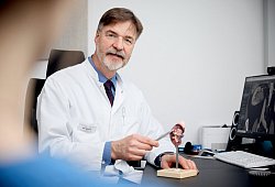 Prof. Dr. Karl-Dietrich Sievert, Chefarzt der Klinik für Urologie und Leiter des Uroonkologischen Zentrums Lippe. - Klinikum Lippe