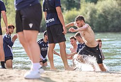Etwa 13 Grad hat das Wasser des Rienz. Für die DSC-Spieler gehört das Abkühlen zur Pflicht nach dem Training. Spaß macht es aber manchmal auch. - Oliver Krato