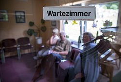Wartezimmer mit Patienten - picture alliance/dpa