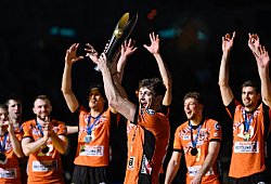 Tobias Krick mit dem Siegerpokal - Uwe Anspach/dpa