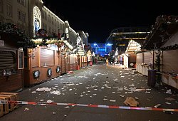 Auto f&auml;hrt in Menschenmenge auf Magdeburger Weihnachtsmarkt - Heiko Rebsch/dpa