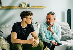 Vater und Sohn im Gespräch - Zacharie Scheurer/dpa-tmn