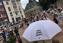 Mehrere hundert Menschen zeigten in Lage (Kreis Lippe) Flagge gegen gegen die AfD. - Florian Pfitzner