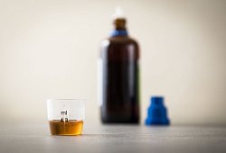 Hustensaft auf einem Tisch - Christin Klose/dpa-tmn