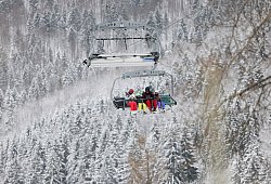 Skifahrer sitzen in einem Sessellift - Thomas Banneyer/dpa/dpa-tmn