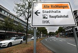 Neue Schilder: Um den Jahnplatz noch stärker zu entlasten, weist die Stadt dem Verkehr in „alle Richtungen" Ausweichstrecken wie hier zur Elsa-Brändström-Straße aus. - Sarah Jonek