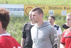 Skeptische Blicke von der Seitenlinie: Barntrups Trainer Daniel Barbarito mit seinem Bruder Lukas Schlingmann (rechts) und Jakob Funk (links). - Sebastian Lucas