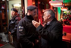 Razzia gegen Clans in mehreren NRW-Städten: Innenminister Herbert Reul (r.) bespricht sich mit einem Polizisten. - picture alliance/dpa