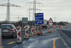 Hier steht noch ein Schild: Zu Beginn des Ausfahrtsbereichs der A33 auf die B1 weist eine Ausfahrttafel auf die Fahrtrichtungen hin. - Marc Köppelmann