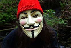 Nicht zu erkennen: Die Tatverdächtigen versteckten sich hinter Anonymous- und Clown-Masken. - Pixabay