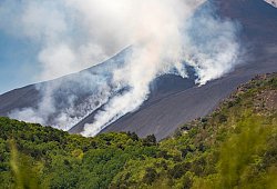 Rauchschwaden steigen vom Vulkan Ätna auf - Giuseppe Distefano/AP/dpa-tmn