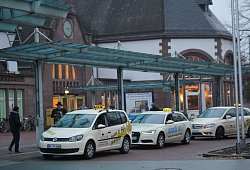 Am Herforder Bahnhof warten Taxen zu Stoßzeiten, von denen es derzeit allerdings wenige gibt. - Johannes Hülstrung