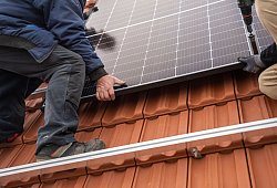 Montage einer Photovoltaikanlage - Florian Schuh/dpa-tmn