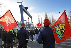 Gewerkschaftskundgebungen vor MV Werften - picture alliance/dpa/dpa-Zentralbild