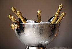 Sektflaschen liegen in einer mit Eis gef&uuml;llten Schale - Tobias Hase/dpa/dpa-tmn
