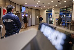 Sparkasse Gelsenkirchen-Buer &ouml;ffnet nach Einbruch SB-Bereich - Christoph Reichwein/dpa