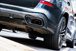 Auspuff eines Autos - Alicia Windzio/dpa