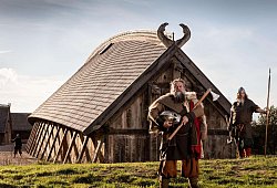 Als Wikinger verkleidete Schauspieler im «Land der Legenden» - Sagnlandet Lejre/Visit Fjordlandet/dpa-tmn