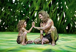 Alexander Klaws fliegt mit Sohn Lenny durch den Dschungel - Johan Persson/Stage Entertainment/dpa