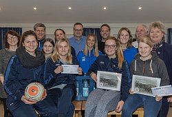 Strahlende Gesichter: (hinten von links) Thomas Brandt (Trainer VfL Hiddesen), Renate Karger, Dietmar Kracht (Herforder Brauerei), Stefan Brüggemann (Bad Meinberger), Mario Gottschalk (Trainer DonVoss), Elke Albert (Obfrauu DonVoss) sowie (vordere Reihe von links) Barbara Lucas (LZ-Marketing), die VfL-Spielerinnen Sarah Brandt, Paulina Sprenger, Anna Lena Hinder, Michelle Gehring, Jana Möller, Catharina Prein und Anna-Lena Meier (Spielerin von DonVoss). - Egon Penner