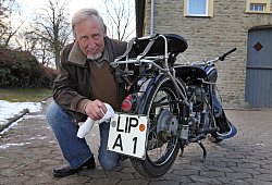 Hermann Ollenburg und sein Motorrad mit dem Kennzeichen LIP A 1 im Jahr 2013. - Archivfoto: Bernhard Preuss