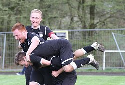 Ach wie schön kann Jubeln sein: Hier freuen sich die Spieler des TuS Horn-Bad Meinberg, der daheim gegen Heiden antritt. - Egon Penner