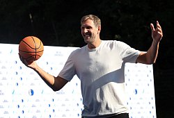 Nowitzki und Dallas Mavericks eröffnen einen Basketball-Platz - Karl-Josef Hildenbrand/dpa