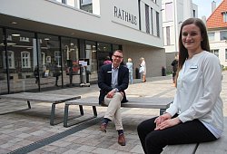 Fachbereichsleiter Soziales Diemo Dölle und Amina Zahitovic - Katrin Kantelberg
