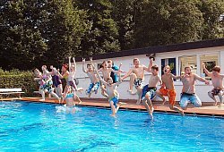 Archivfoto: Ab ins Vergnügen: Die Kirchheider Kinder stürzen sich mit Gebrüll ins sanierte Schwimmbecken.  - Foto: Nicole Reineke