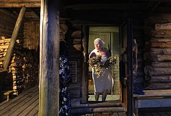 Rauchsauna-Meisterin Eda Verooja bereitet das Saunaritual vor - Friederike Ostermeyer/dpa-tmn