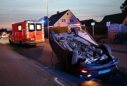 Auf dem Dach: Das Fahrzeug zerstörte einen Verteilerkasten und einen Zaun und blieb dann auf dem Dach liegen. - Simone Flörke