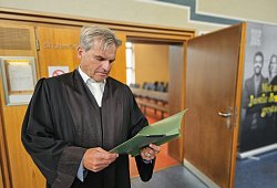 Kanzlei-Mitarbeiterin vor Gericht - Janet König