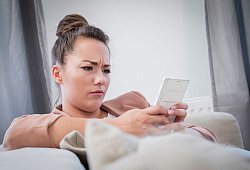 Eine Frau mit Smartphone - Christin Klose/dpa-tmn