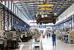 Panzer vom Typ Marder in der Fertigungshalle von Rheinmetall - Swen Pförtner/dpa/dpa-tmn