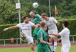Kopfball-Duell - Paul Cohen