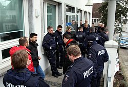 Neun Demonstranten stürmen das WDR-Studio, um auf die Hungerstreikenden in der Türkei aufmerksam zu machen. Die Besatzungen von elf Polizeiwagen eilen zur Lortzingstraße, um die Situation zu deeskalieren. - Jens Reichenbach