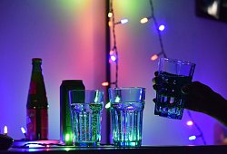 Drinks stehen auf einem Tisch - Christian Thiele/dpa/dpa-tmn