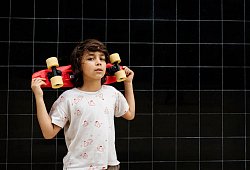 Selbstbewu&szlig;ter Junge tr&auml;gt ein Skateboard auf seinen Schultern - Valentina Barreto/Westend61/dpa-tmn