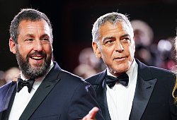 George Clooney und Adam Sandler in «Jay Kelly» - Scott A Garfitt/Invision/dpa